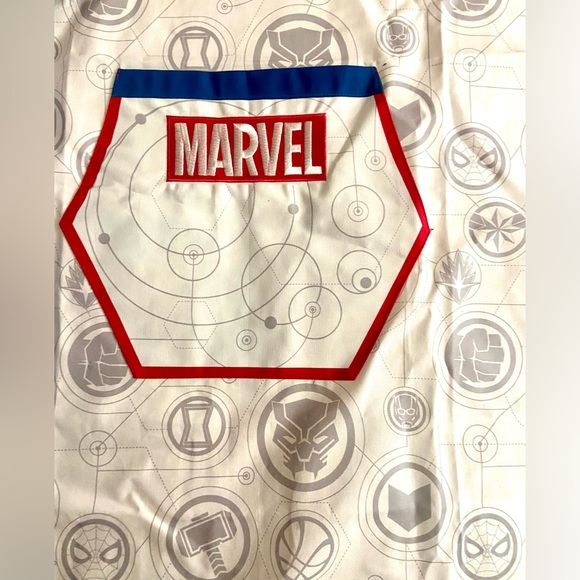 Disney Parks Marvel 3 piece Kitchen Set Apron Oven Mitt Silicone Pot Holder NWT - Picture 4 of 9